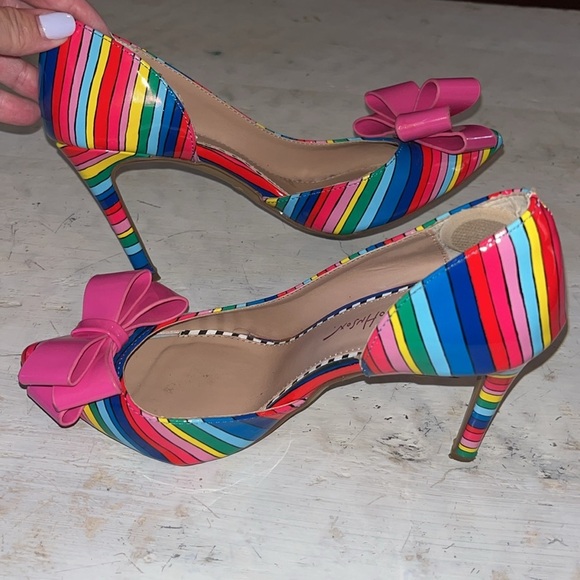Betsey Johnson Relay Rainbow Striped Pink Bow Stiletto Pumps Heels | size 6 - Picture 5 of 6